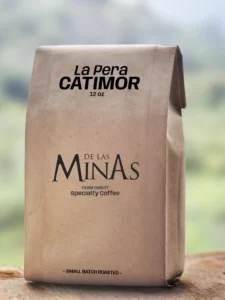Close-up detail of the La Pera Catimor specialty coffee packaging from Café de las Minas.